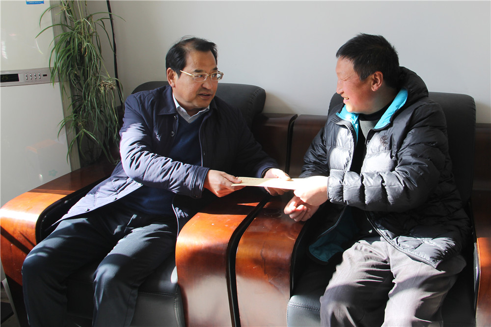 闵克宁慰问区人大代表侯占良.jpg