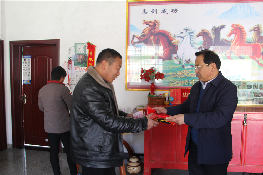 闵克宁慰问区人大代表赵小军.JPG