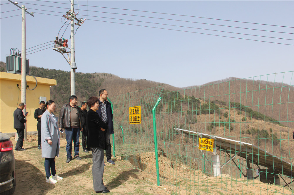 李淑霞在三岔河镇三岔河村查看光伏点运营情况.JPG