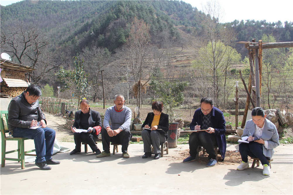 李淑霞在三岔河镇三岔河村五组贫困户李正民家中了解生产生活情况.JPG