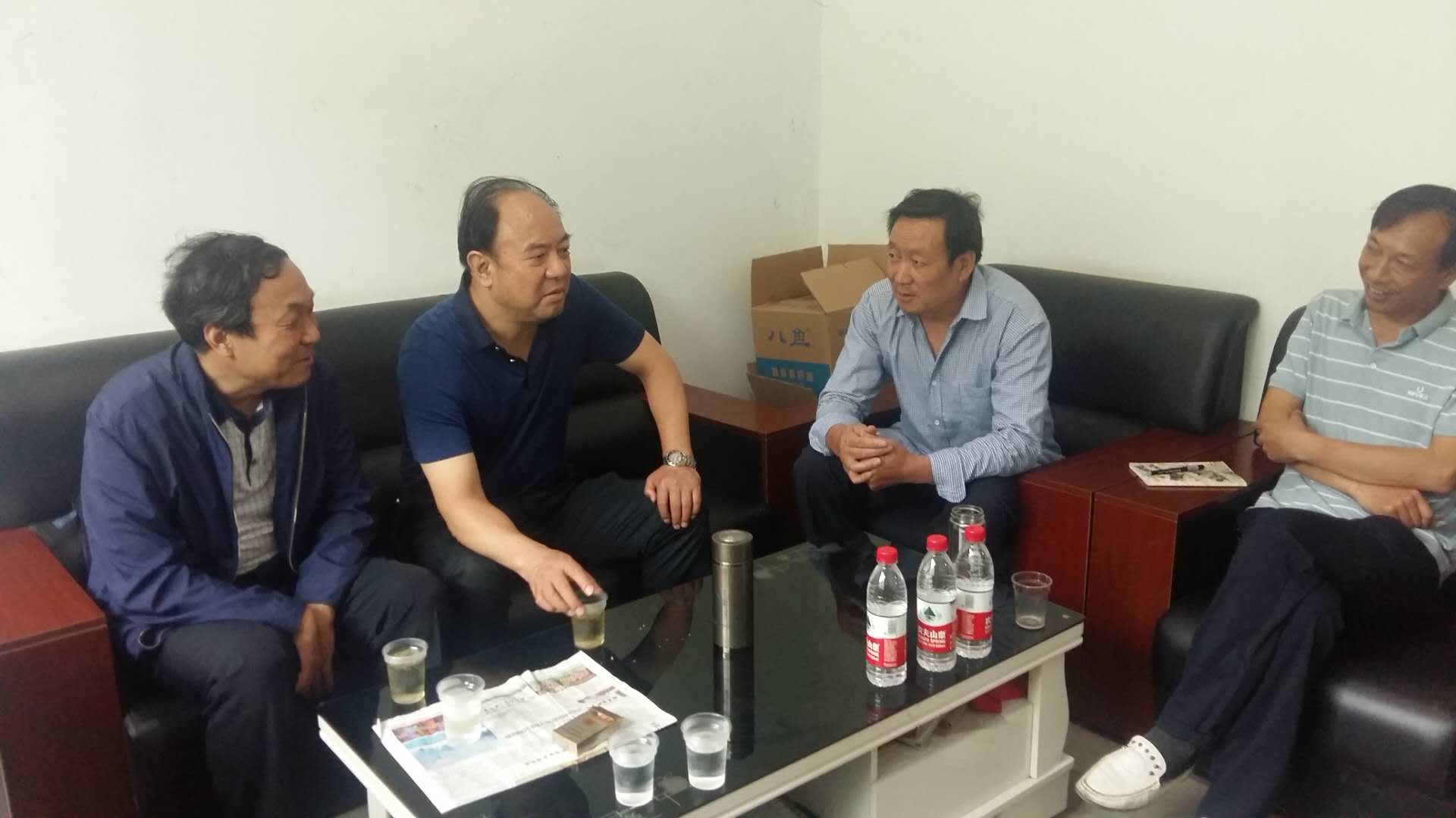 听取村两委会和驻村工作队汇报 (2).jpg