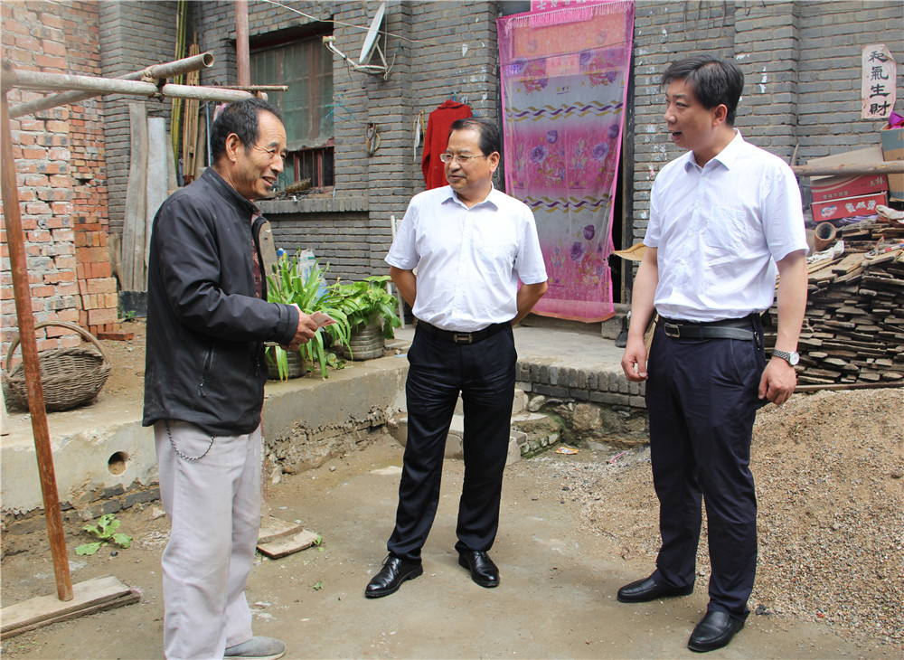 闵克宁在大荆镇果园村慰问困难党员郭运运.jpg
