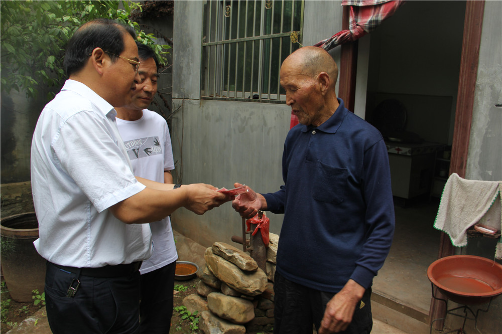 闵克宁在大荆镇普陀村慰问老党员王明记.JPG