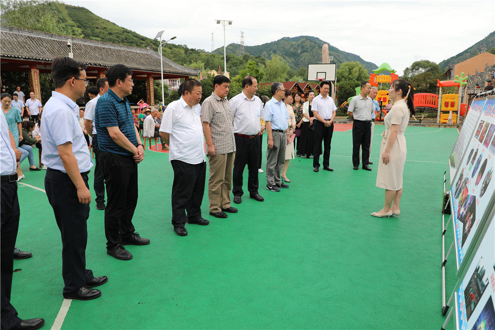 执法检查组在沙河子镇王山底村检查综合文化服务中心活动开展情况 (2).JPG