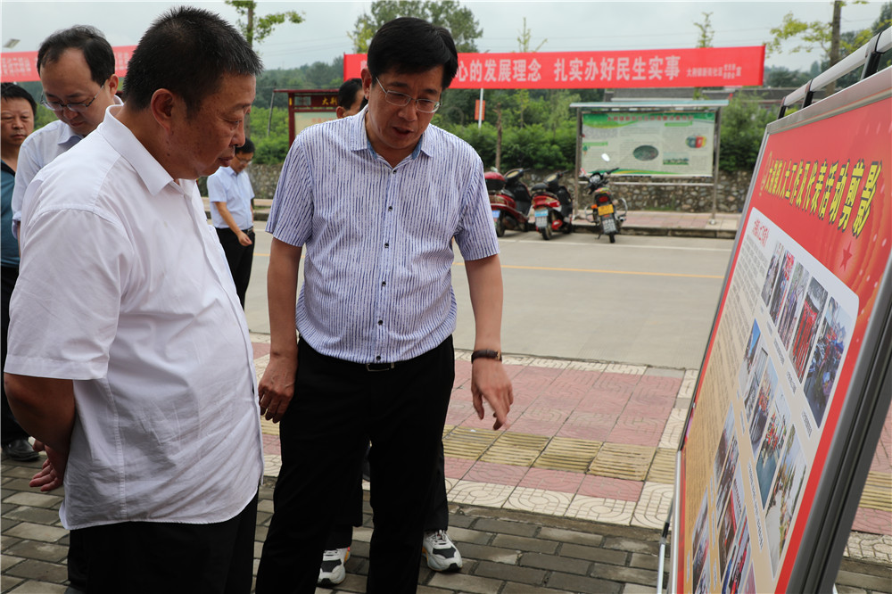 实地察看大荆人大主席团阵地建设.JPG