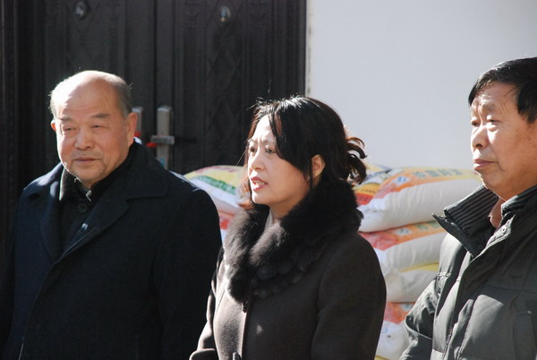 区人大副主任李淑霞深入麻街镇集中慰问特困群众图文